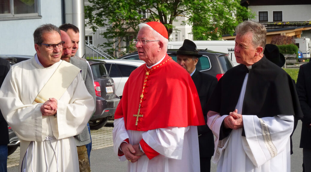 Erzbischof Franz Lackner mit Pfarrer und Diakon